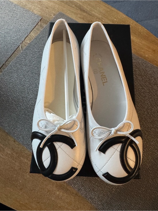 CHANEL Shoes - CHANEL White Cambon Ballet Flats with Black CC- Matthieu Blazy Coco Beach 2026